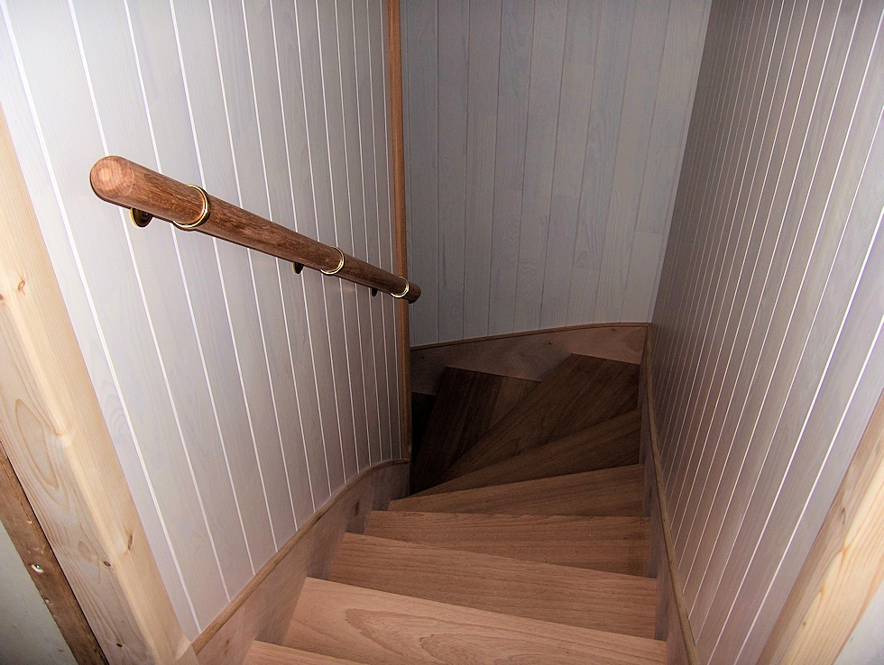 Escalier balance en sipo  main courante ronde sur supports muraux et lambris