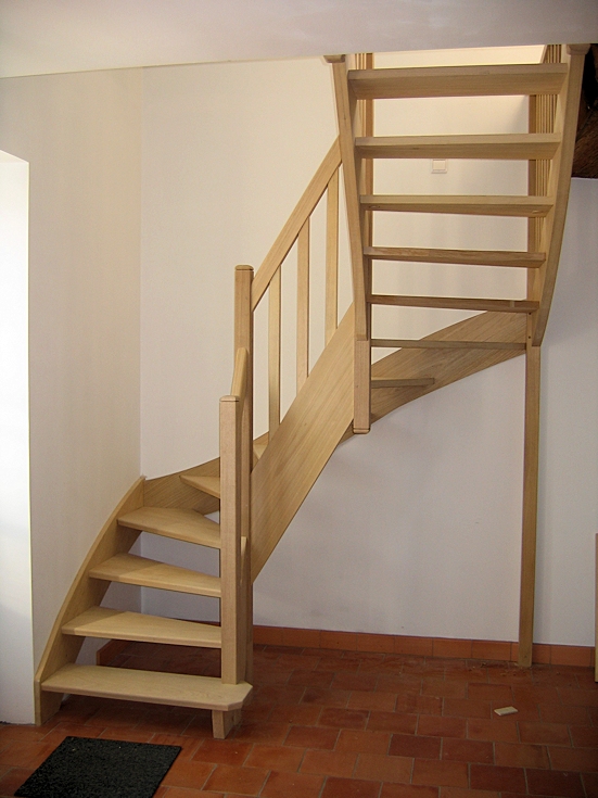 Escalier deux quarts tournant sans contremarches en bois exotique