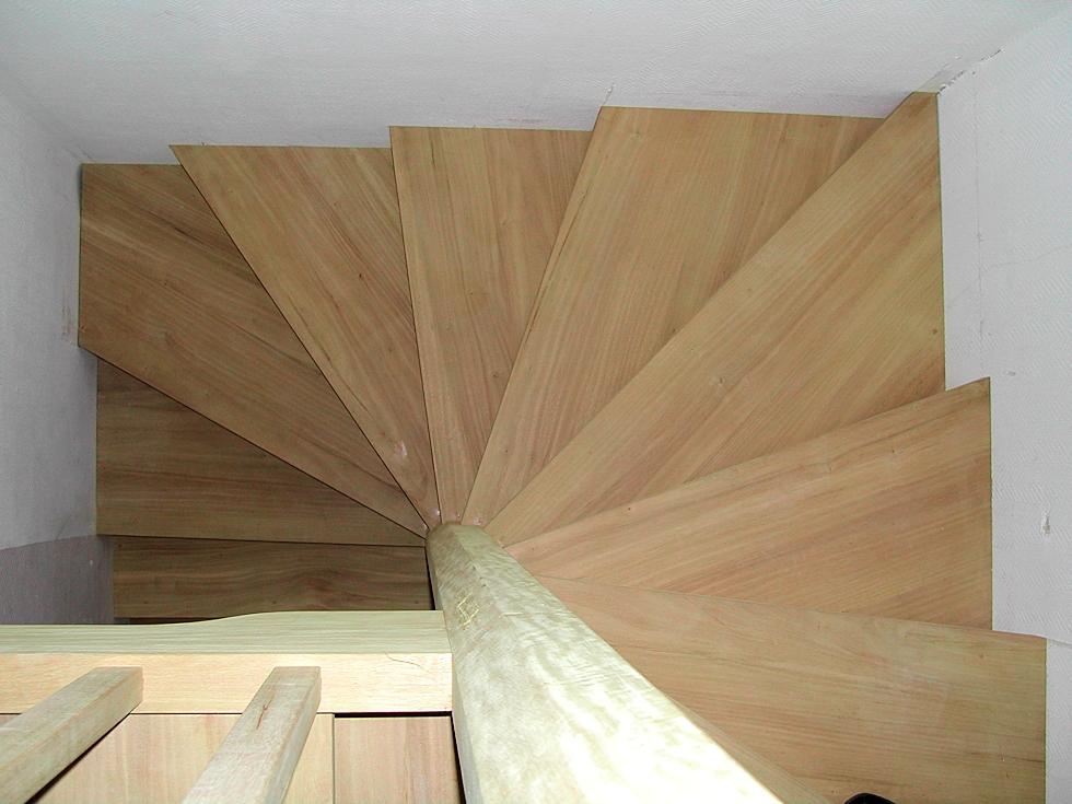 Escalier hélicoidal en bois exotique