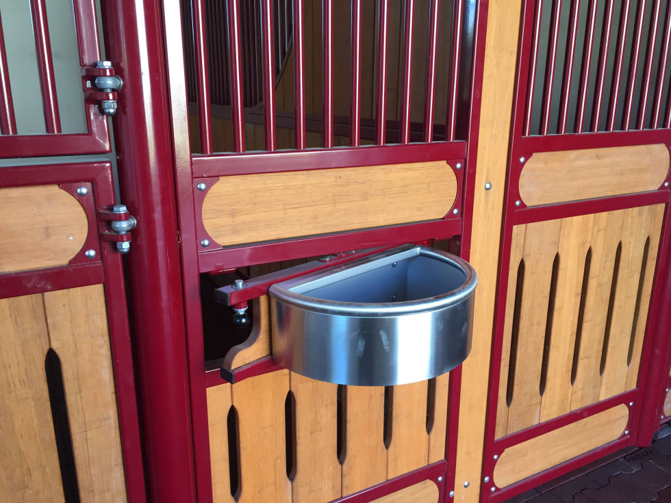 Box à chevaux en métal laqué et bambou