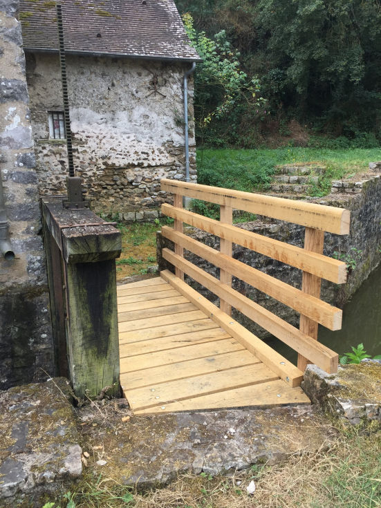 Passerelle en bois restaurée