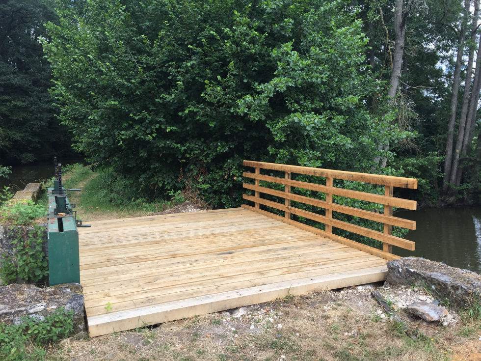 Pont en bois restauré